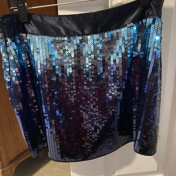Beautiful blue sequin mini skirt - Picture 5 of 5